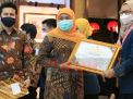 Khofifah Beri Apresiasi Warga Berprestasi dan Ajak Bangun Jatim Bareng