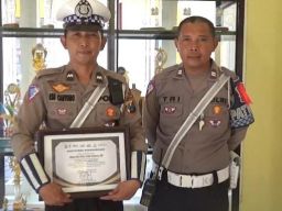 Anggota Satlantas Polres Bondowoso Terima Apresiasi 2 Sekolah