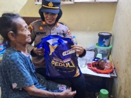 Polsek Karangrejo Bagikan Paket Sembako, Program Polres Tulungagung Peduli ke 50 Warga