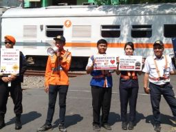 KAI Commuter Wilayah 8 Surabaya Sosialisasi Keselamatan Perlintasan Sebidang di JPL 05 Ambengan
