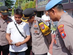 Wakapolres Gresik Cek HP Anggota usai Apel, Pastikan Tak Gunakan Aplikasi Judol