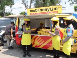 Polres Tulungagung Bagikan Makanan Bergizi ke Mahasiswa dengan Mobil Senyum