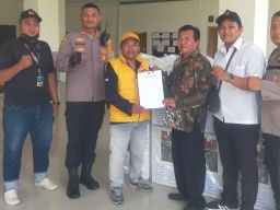 Kapolsek Menganti Kawal Pendistribusian Logistik Pilkada 2024