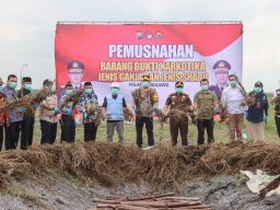Pj. Bupati Lumajang Hadiri Pemusnahan dan Apresiasi Polisi Ungkap Ladang Ganja Terbesar