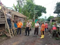 Polres Jember Evakuasi Banjir dan Bersihkan Rumah Warga