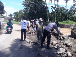 Polres Bondowoso Gelar Kerja Bakti Bersihkan Lumpur Sisa Longsor
