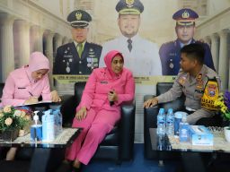 Bhayangkari Cabang Gresik Dukung dan Bagi Bingkisan ke Petugas Pengamanan Nataru