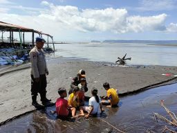 Operasi Lilin Semeru, Polres Jember Siagakan Personel di Pantai Antisipasi Bencana Hidrometeorologi