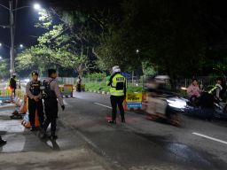 Polres Tanjung Perak Lakukan Penyekatan di Suramadu, Pastikan Keamanan Lalin Tahun Baru