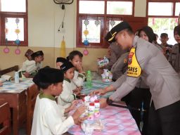 Polres Jember Berbagi Makanan Bergizi ke SDN 3 Kamal