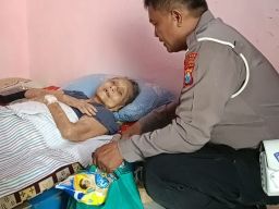 Polsek Driyorejo Peduli Masyarakat, Bari Bantuan Lansia Sakit Menahun
