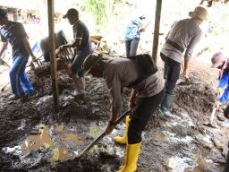 Polres Bondowoso Turunkan 100 Personil Pasca Bencana Banjir Bandang Maesan
