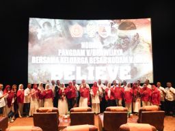 Keseruan Nobar Danrem 084/BJ Dampingi Pangdam V/Brawijaya Tonton Film “BELIEVE”