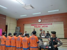 Ungkap Kasus Kerusuhan Dan Pembakaran Di 10 Kota Polda Jatim Mengamalkan 997 Orang Tersangka