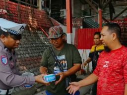 Satlantas Polres Gresik Gelar Kegiatan Jum'at Berkah, Bagikan Nasi kepada Pengemudi Ojek Online