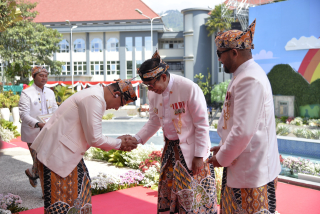 Dedikasi untuk Kota Batu, Aries Agung Paewai Terima Penghargaan Kehormatan dari Pemkot Batu