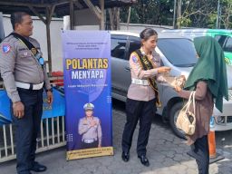 Samsat Surabaya Utara Menyambut Masyarakat Dengan"Polantas Menyapa"