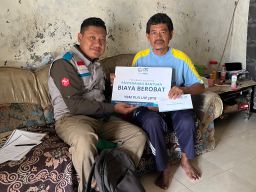 YBM PLN UIP JBTB Salurkan Bantuan Pengobatan untuk Dua Warga Sakit di Kampung Topi Punggul Sidoarjo