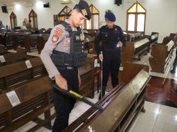 Polres Pelabuhan Tanjung Perak Sterilisasi Gereja di Wilayah Surabaya Utara Jelang Puncak Natal