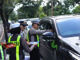 Satlantas polres Gresik Gencarkan Edukasi Keselamatan, Pengguna Jalan Tertib Dapat Cokelat