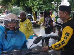 Ramadan Penuh Berkah, DPD Partai Golkar Surabaya Salurkan Takjil Gratis