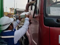 Kebahagiaan di Bulan Ramadhan, Setiap Hari TPS Bagikan Takjil kepada Pengemudi Truk Dan Mitra Kerja