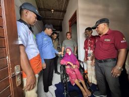 Bupati Subandi Serahkan Bantuan Kursi Roda dan Renovasi RTLH di Krian