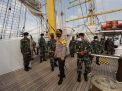 Pangkoarmada ll Laksda TNI Ajak Kapolda Jatim Kelilingi KRI Bima Suci