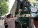 Polres Gresik Bagi Nasi Bungkus dan Air Mineral ke Sopir Terjebak Macet di Pantura