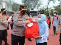 Dalam Rangka Sambut HUT Polwan ke-74, Polres Gresik Bagi Sembako ke Warga Kurang Mampu