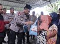 Kapolres Bojonegoro Berikan 75 Paket Bansos ke Warga