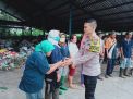 Polres Batu Bagikan Bansos ke Pekerja TPA di Junrejo