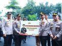 Kapolri Berikan 2 Ribu Paket Bansos ke Warga di Slum Area Jaksel