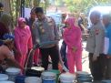 Kapolres Bondowoso dan Ibu Bhayangkari Turun Beri Bantuan Air Bersih ke Warga