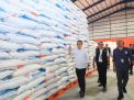 Tinjau Gudang Bulog, Pj. Gubernur Pastikan Stok Beras Jatim Aman Sampai 6 Bulan ke Depan