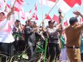 Polres dan Pemkab Bondowoso Kibarkan Bendera Merah Putih di Kawah Wurung