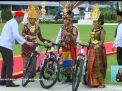 Ibu Ketua DPD RI Enny LaNyalla Dapat Hadiah Sepeda dari Presiden RI