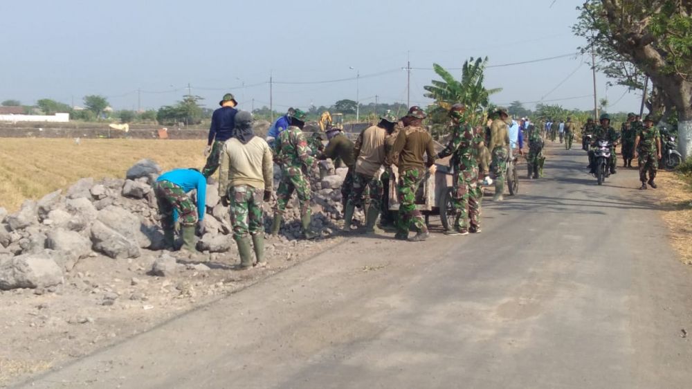 Satgas TMMD Tetap Semangat Dalam Melaksanakan Tugas