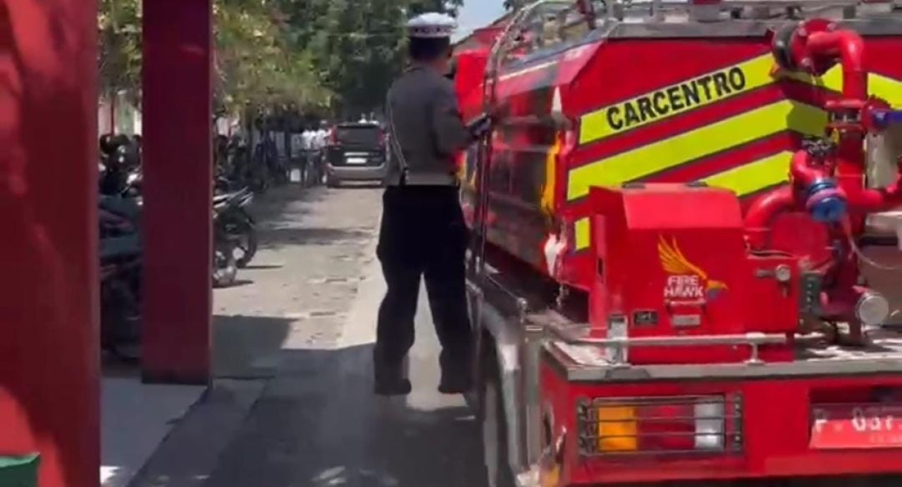 Sampah Terbakar, Personel Satlantas Polres Bondowoso Bantu Padamkan Kebakaran di SMKN 1