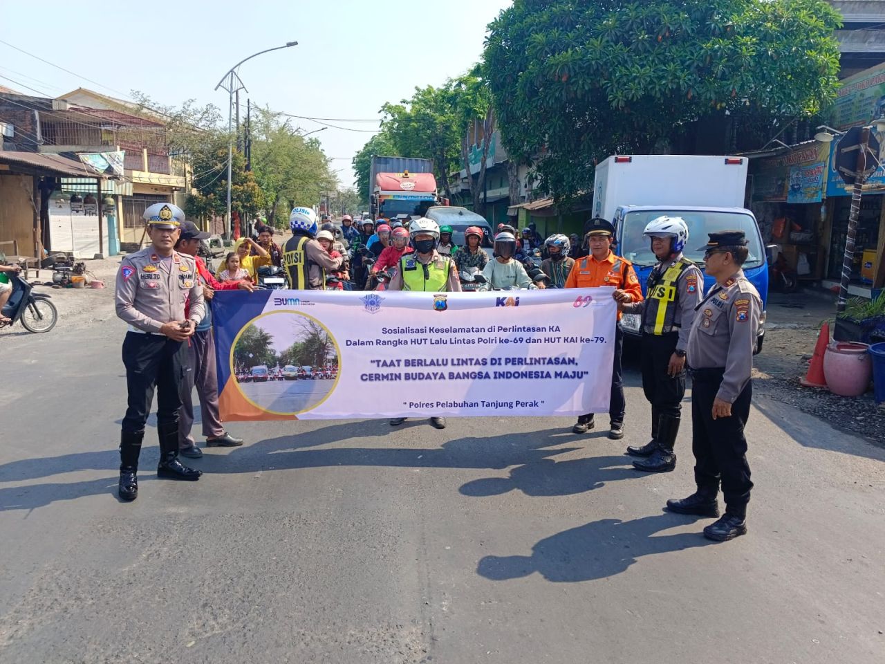 Satlantas Polres Tanjung Perak dan PT KAI Daop 8 sosialisasi keselamatan perlintasan sebidang