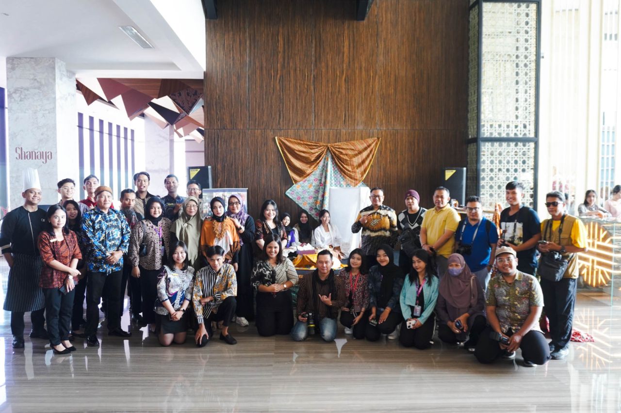 Whiz Luxe Hotel Spazio Surabaya Rayakan Hari Batik Nasional dan Fashion Show