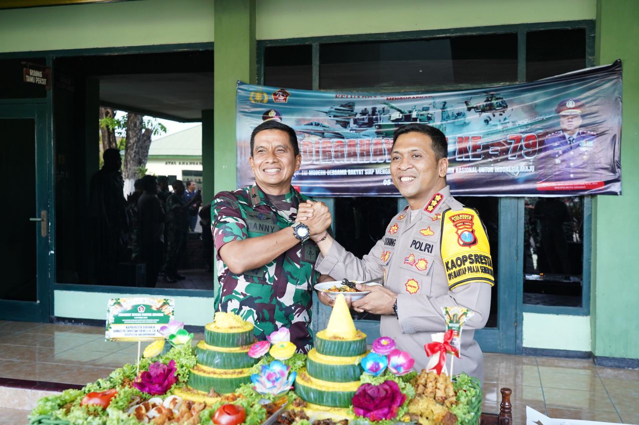 Kapolresta Sidoarjo Kombespol Christian Tobing bersama Danrem 084/BJ Brigjen TNI Danny Alkadrie
