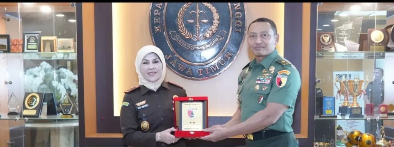 Kajati Jatim Mia Amiati dapat kunjungan Kasdam V Brawijaya Brigjen TNI Endro Satoto