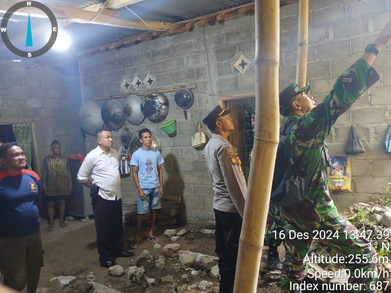 Polsek Klabang Evakuasi Rumah Terdampak Tanah Longsor di Desa Leprak
