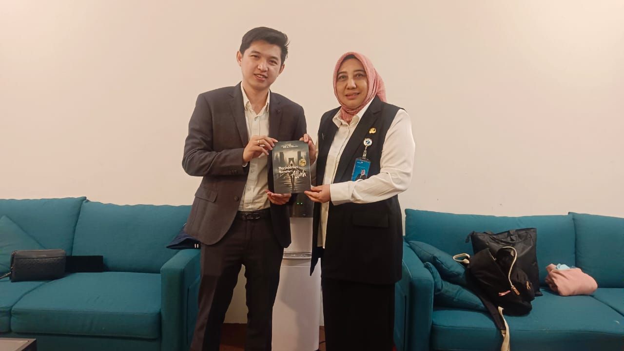 Ko Dennis Lim bersama Kaper BKKBN Jatim Maria Ernawati