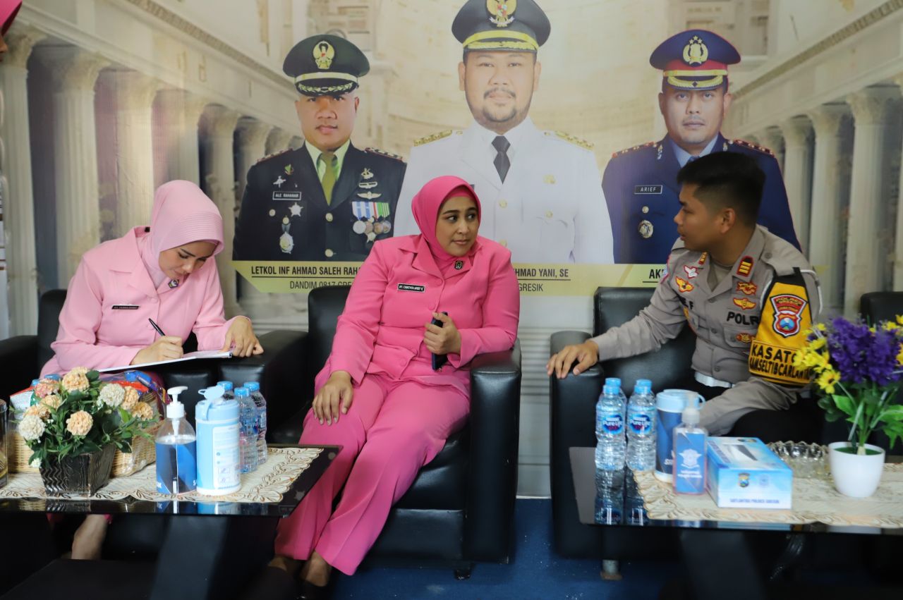 Ketua Bhayangkari Cabang Gresik Ny. Chinthya Arief Kurniawan didampingi Wakil Ketua Bhayangkari Ny. Ferrani Danu Anindito