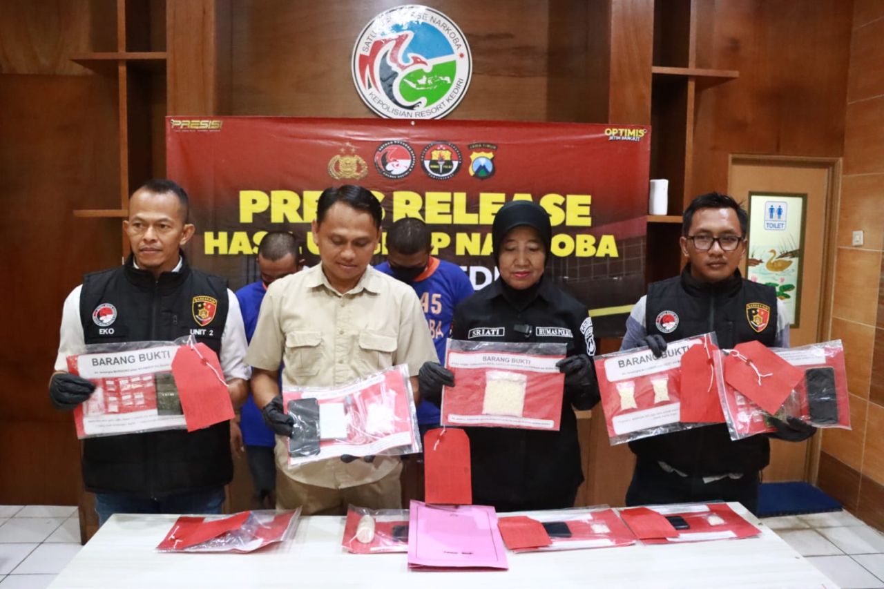 Polisi tangkap tersangka pengedar beserta barang buktinya