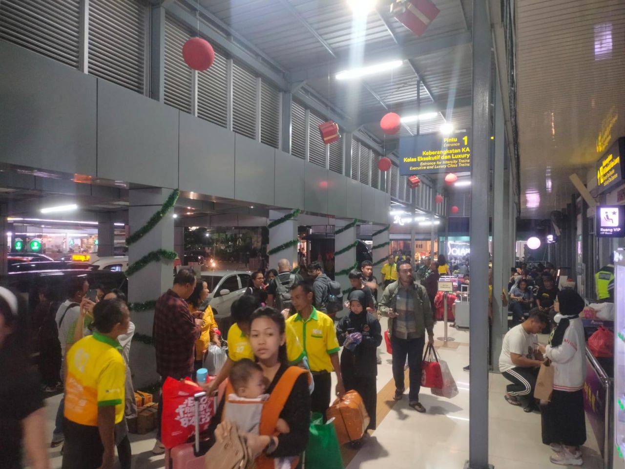 Kedatangan Pelanggan di KAI Daop 8 Surabaya