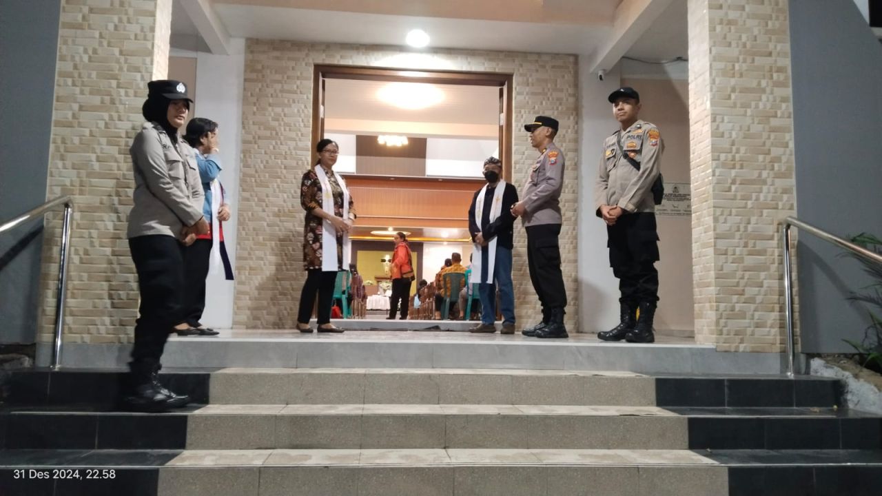 Polres Bondowoso Lakukan Pengamanan di Gereja saat Pergantian Tahun Baru