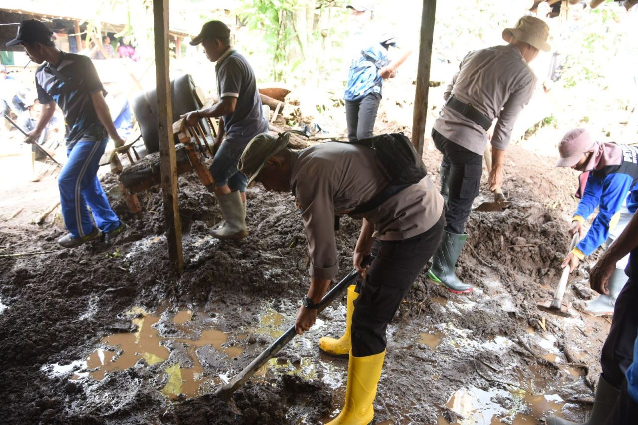 Polres Bondowoso bantu warga pasca bencana banjir bandang